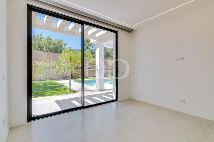 Image No.10-3 Bed House for sale