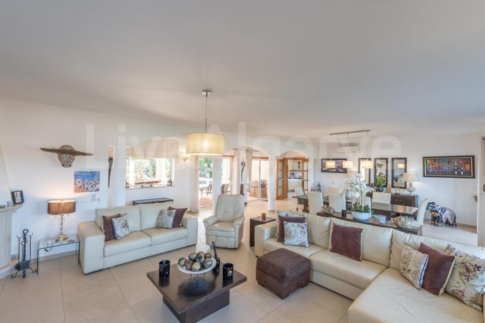 Image No.8-5 Bed House for sale