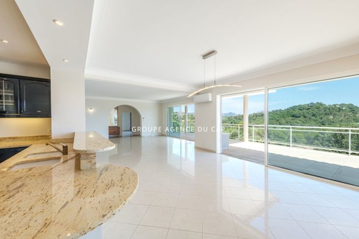 Image No.10-6 Bed House for sale