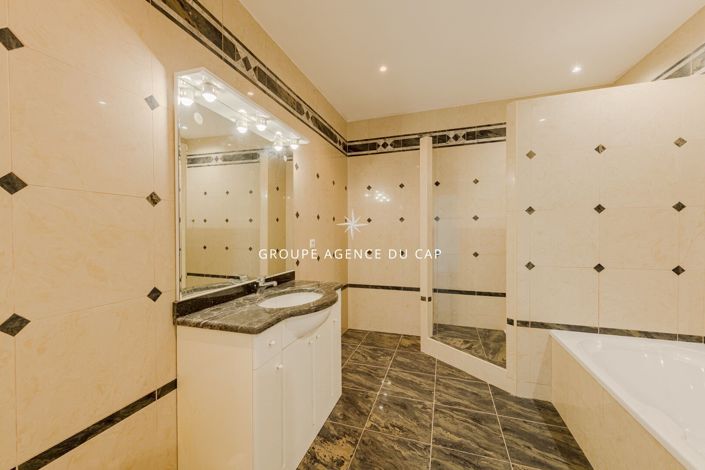 Image No.16-6 Bed House for sale