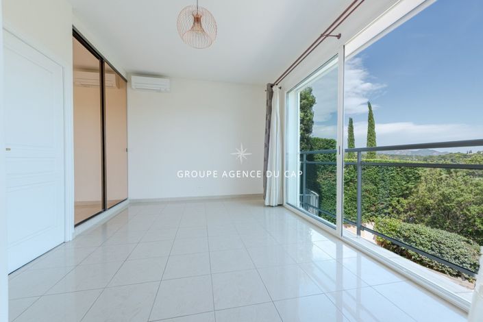 Image No.18-6 Bed House for sale