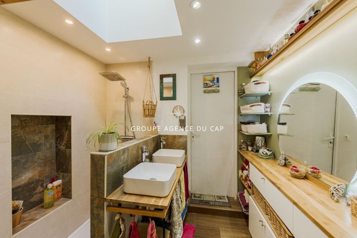 Image No.9-6 Bed House for sale