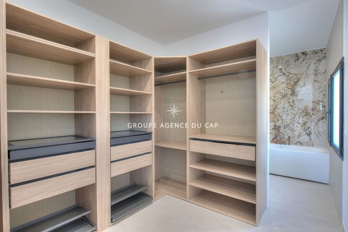Image No.12-5 Bed House for sale