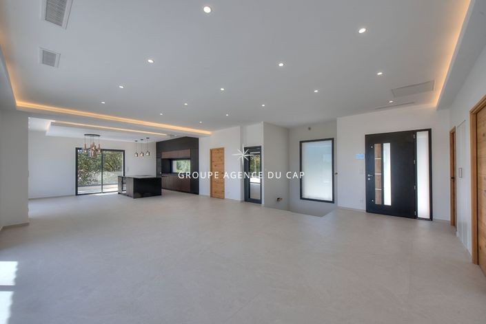 Image No.6-5 Bed House for sale