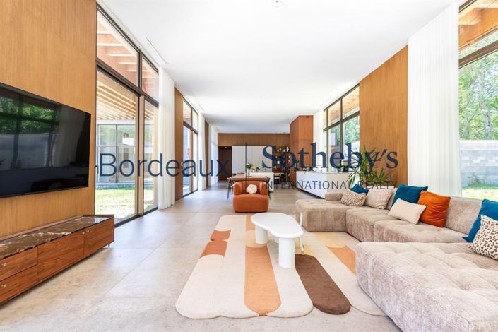 Image No.8-5 Bed House for sale