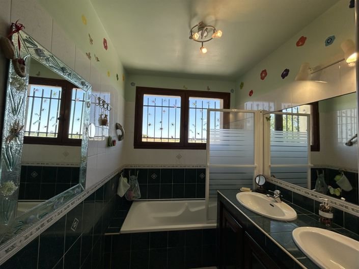Image No.9-3 Bed House for sale