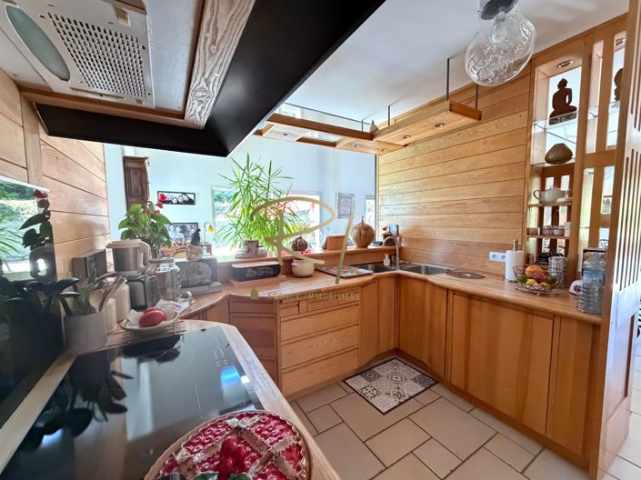 Image No.10-3 Bed House for sale