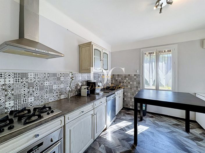 Image No.6-6 Bed House for sale