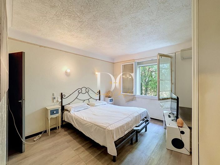 Image No.8-6 Bed House for sale