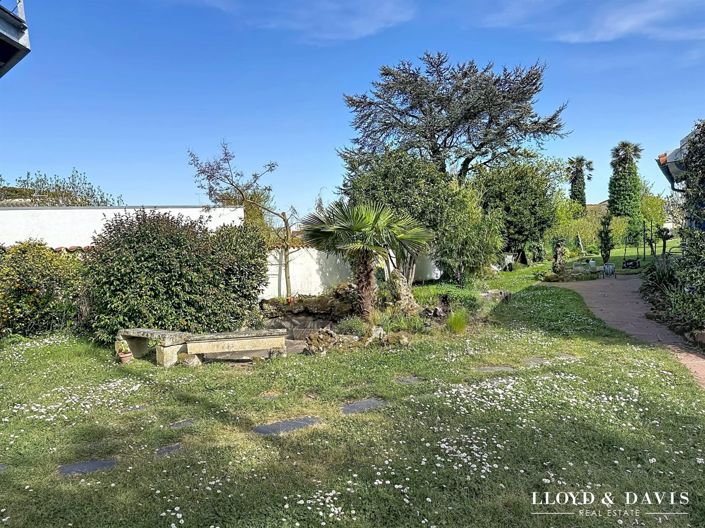 Image No.7-5 Bed House for sale