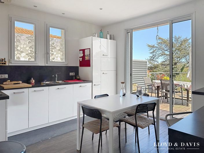 Image No.8-5 Bed House for sale