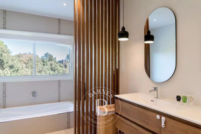 Image No.14-6 Bed House for sale