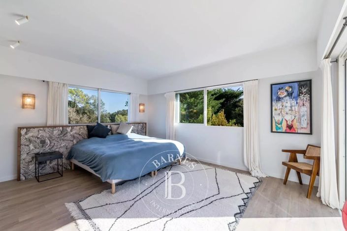 Image No.17-6 Bed House for sale