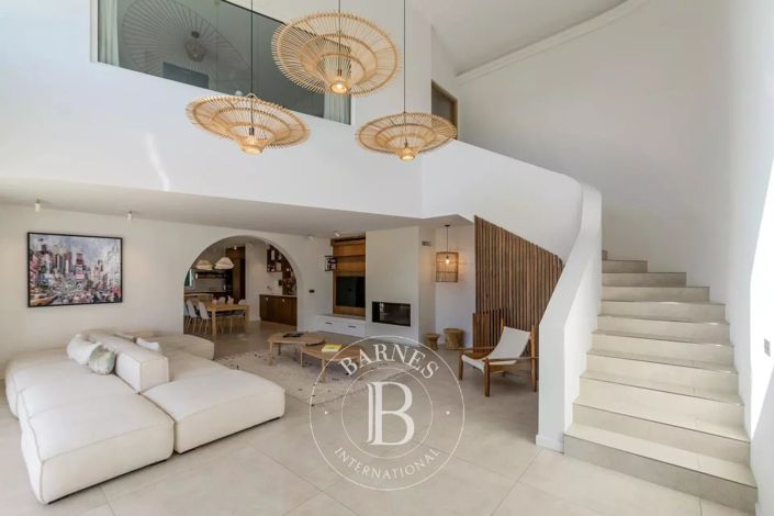 Image No.8-6 Bed House for sale