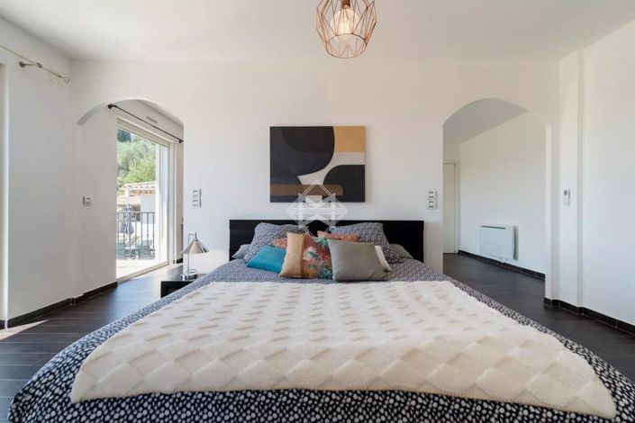 Image No.10-5 Bed House for sale