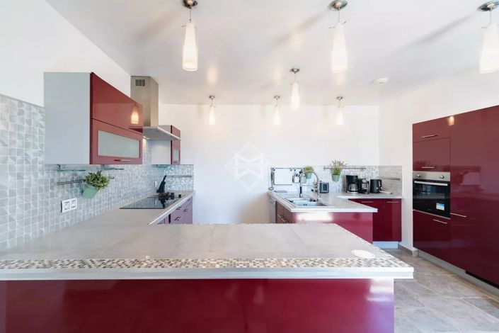 Image No.8-5 Bed House for sale