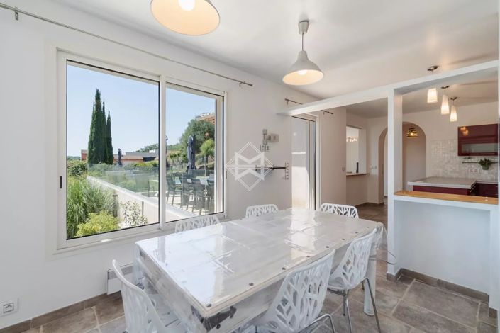Image No.9-5 Bed House for sale