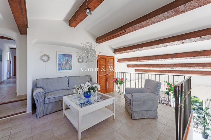 Image No.8-4 Bed House for sale