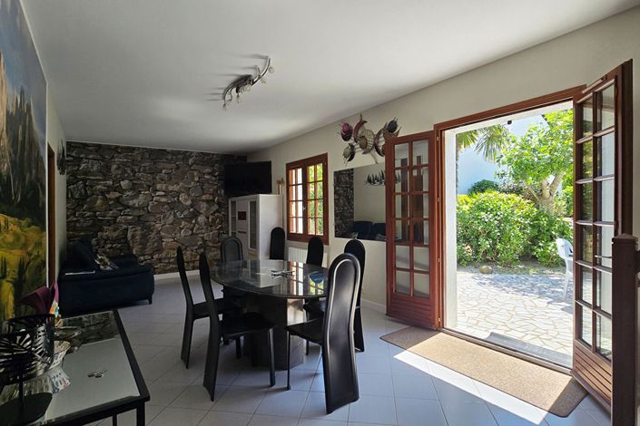 Image No.8-8 Bed House for sale