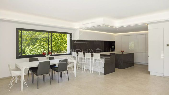 Image No.5-6 Bed House for sale