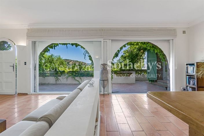 Image No.8-5 Bed House for sale