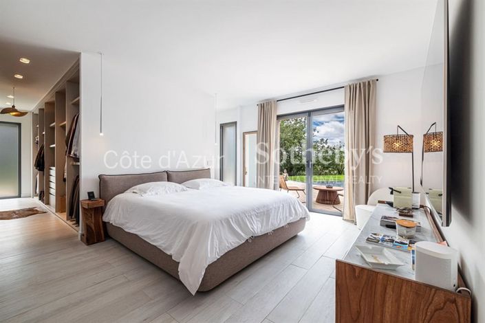 Image No.18-6 Bed House for sale