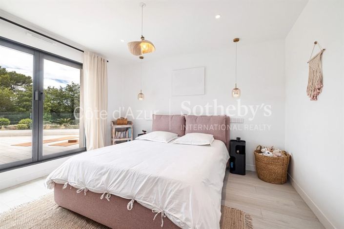 Image No.20-6 Bed House for sale