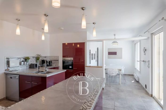 Image No.10-5 Bed House for sale