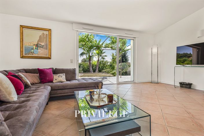 Image No.10-6 Bed House for sale