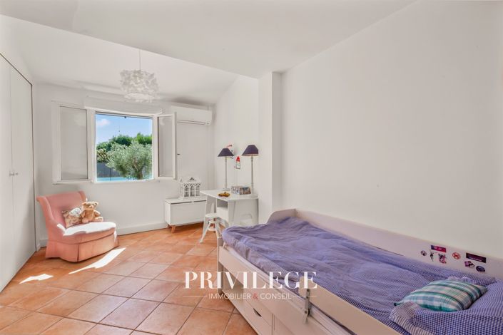 Image No.24-6 Bed House for sale