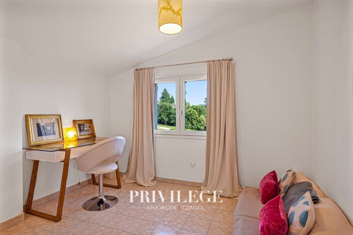 Image No.25-6 Bed House for sale