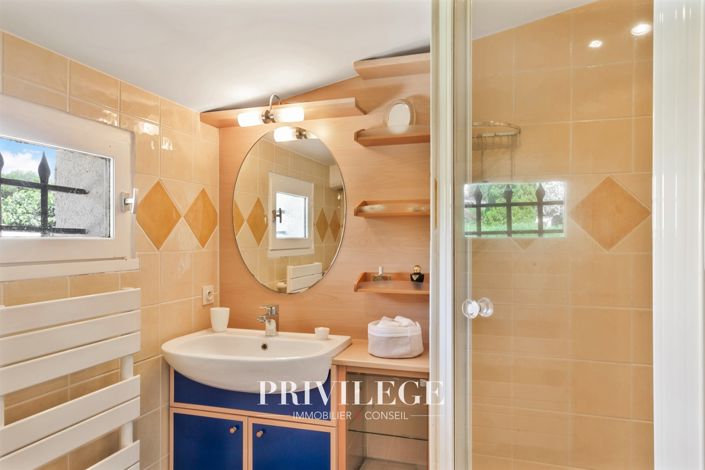 Image No.26-6 Bed House for sale