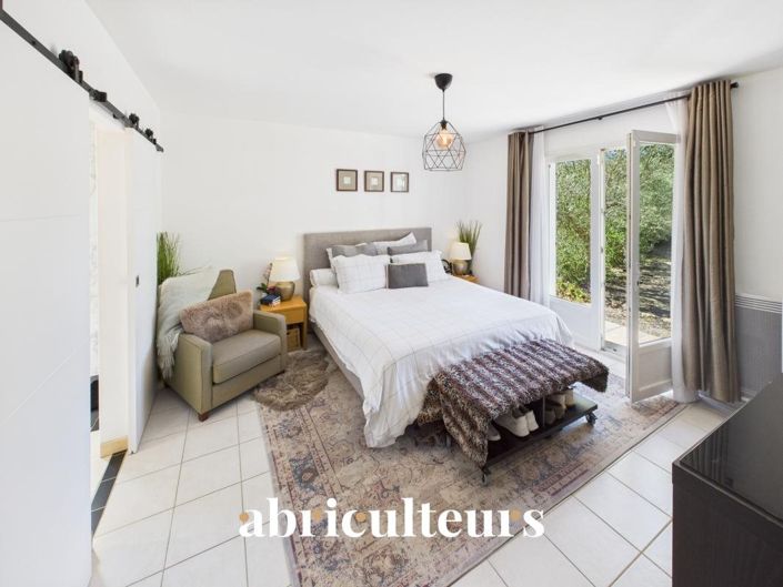 Image No.8-8 Bed House for sale
