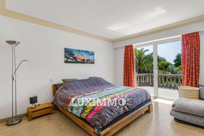 Image No.8-6 Bed House for sale