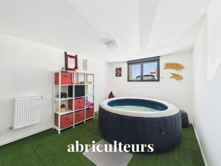 Image No.17-6 Bed House for sale