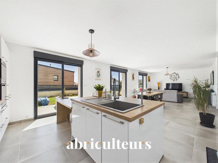 Image No.2-6 Bed House for sale