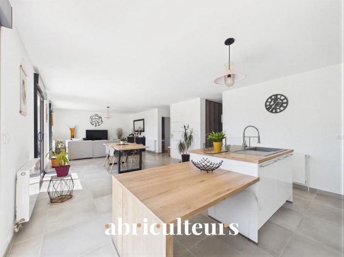 Image No.3-6 Bed House for sale