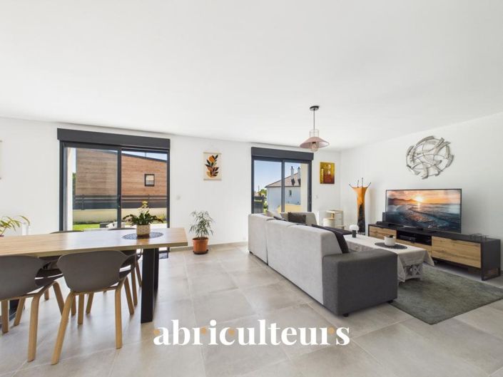 Image No.4-6 Bed House for sale
