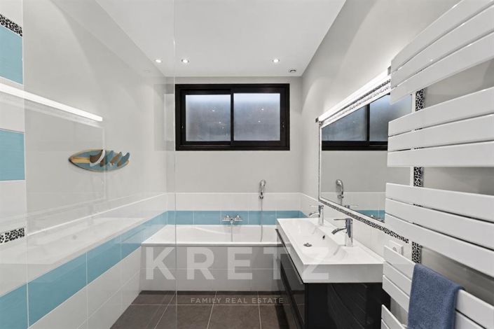 Image No.20-4 Bed House for sale