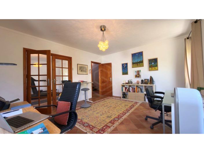 Image No.8-5 Bed House for sale