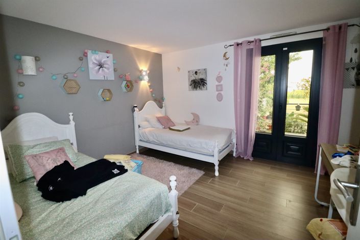 Image No.12-5 Bed House for sale