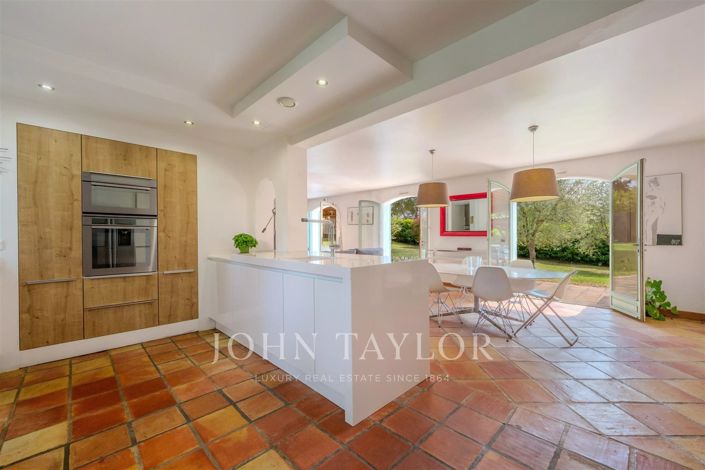 Image No.6-5 Bed House for sale