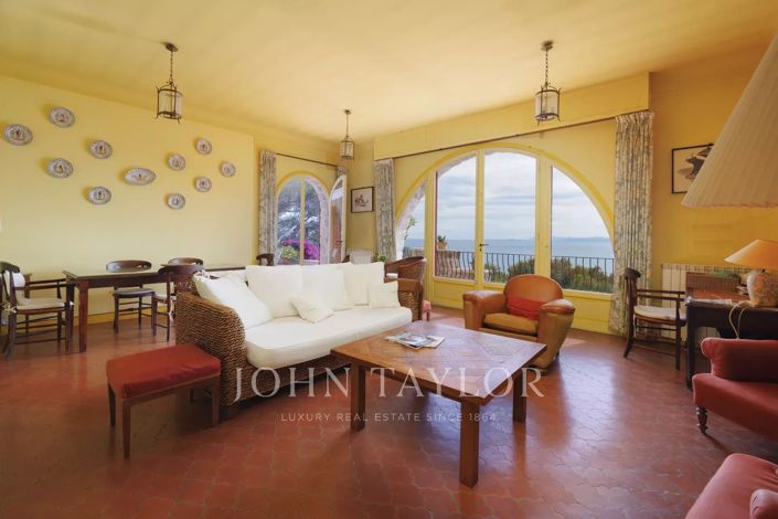 Image No.8-5 Bed House for sale