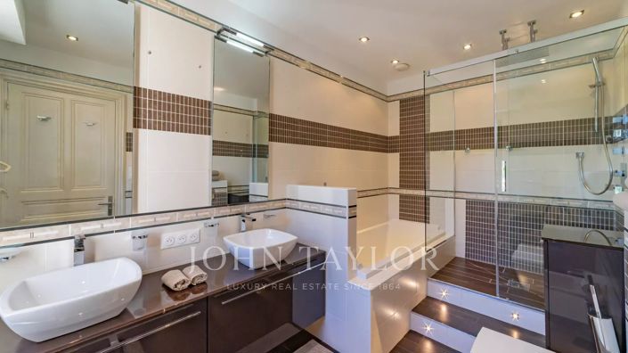 Image No.8-5 Bed House for sale
