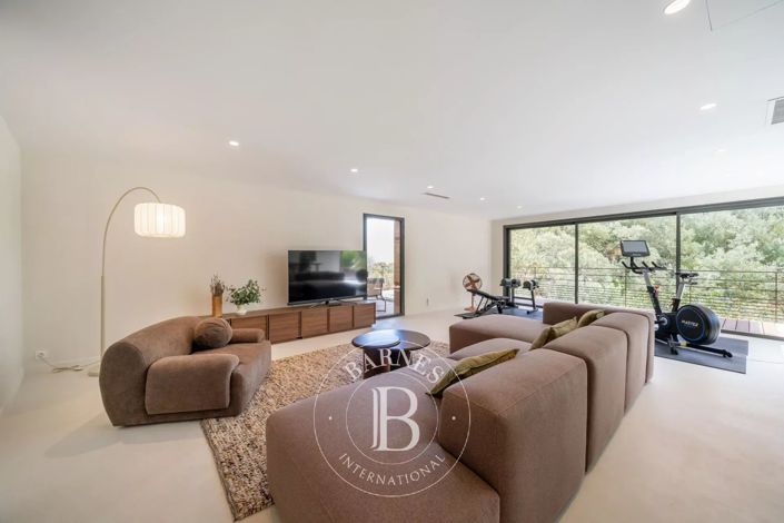 Image No.10-5 Bed House for sale