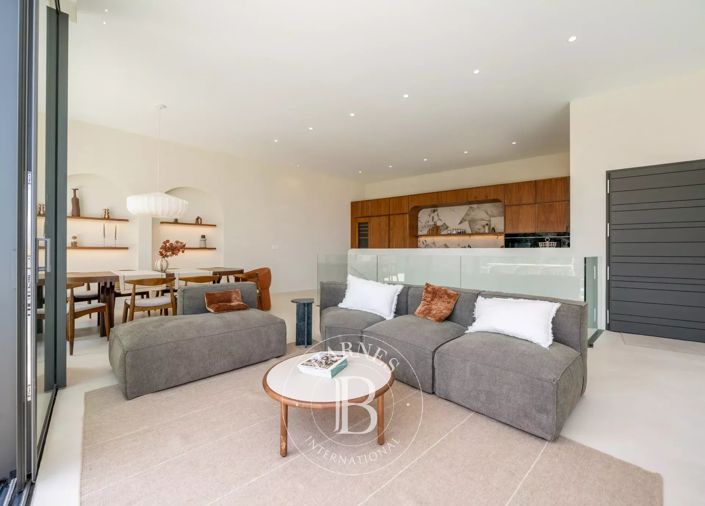 Image No.8-5 Bed House for sale