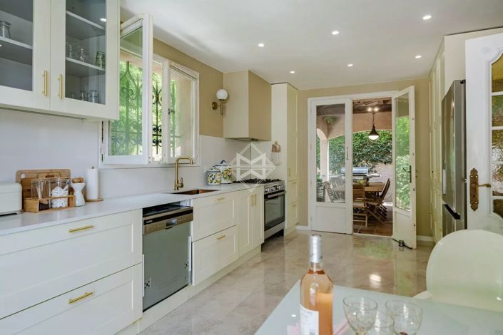 Image No.8-5 Bed House for sale