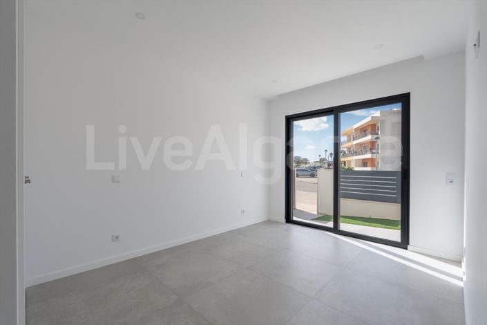 Image No.17-4 Bed House for sale