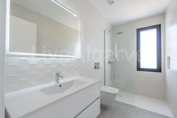 Image No.21-4 Bed House for sale