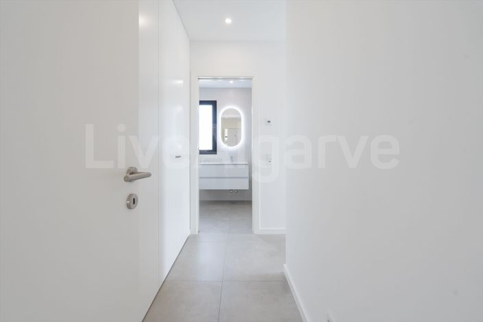 Image No.31-4 Bed House for sale